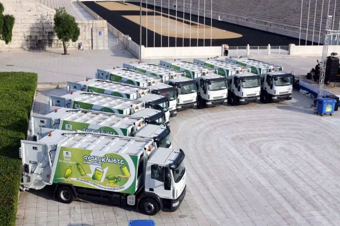 Unser Foto (© Eurokinissi) zeigt Fahrzeuge, die für den Abtransport recycelbarer Produkte eingesetzt werden im Athener Kallimarmaro Stadion (Altes Olympiastadion). Anlass für die Aufnahme war das Große Recycling-Fest im Jahre 2009.