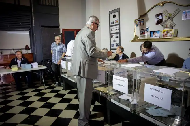 Unser Foto (© Eurokinissi) entstand am Sonntag bei den innerparteilichen ND-Wahlen.