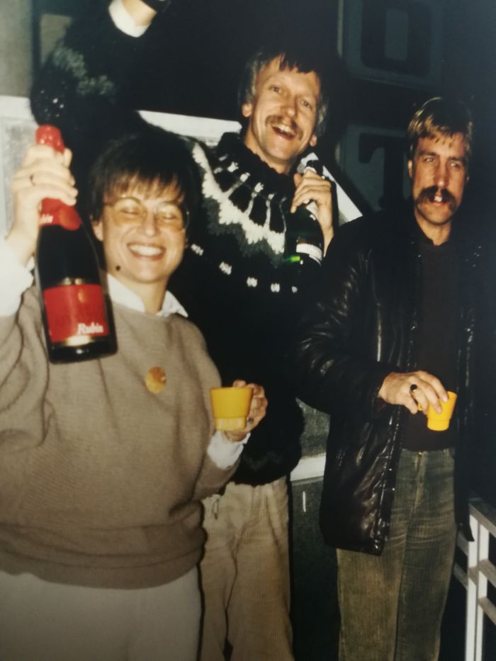 Foto © Suse Klein/ Die Reisenden begrüßen das neue Jahr 1985 in Volos 