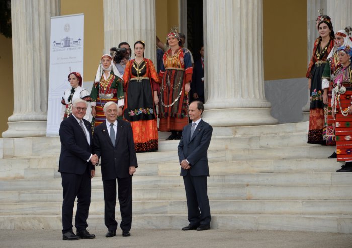 Unser Foto (© GZ / Jonas Rogge) zeigt Bundespräsident Frank-Walter Steinmeier am heutigen Vormittag (11.10.) bei der Begrüßung durch den griechischen Staatspräsidenten Prokopis Pavlopoulos.