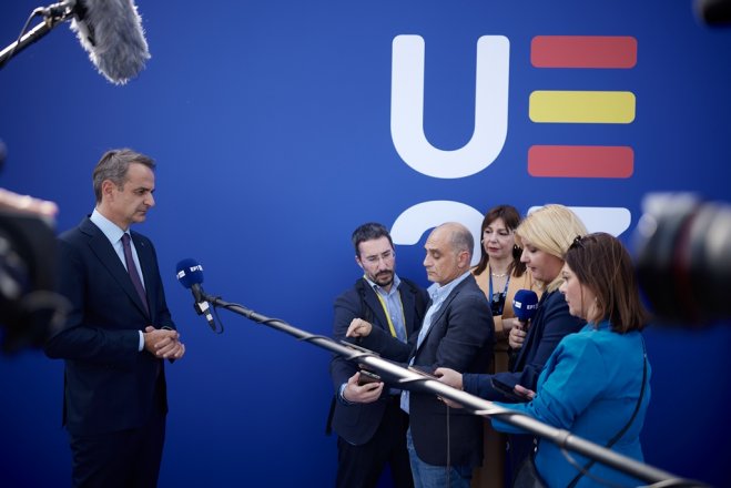 Unser Foto (© Eurokinissi) zeigt Premierminister Kyriakos Mitsotakis (l.) in Granada.