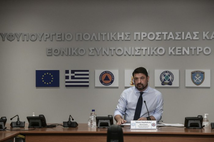 Unser Foto (© Eurokinissi) zeigt den Staatssekretär für Krisenmanagement Nikos Chardalias, der während einer Pressekonferenz die aktuellen Zahlen zur Corona-Krise bekannt gibt.