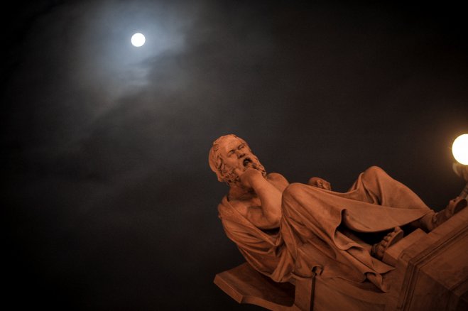 Das Foto (© Eurokinissi) zeigt eine Statue des berühmten Philosophen Sokrates.