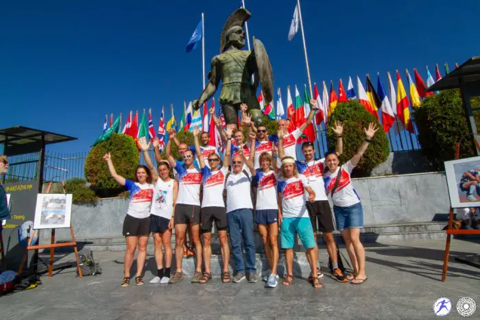Unser Foto (© spartathlon.gr) zeigt die Teilnehmerinnen und Teilnehmer des Ultramarathons an der Statue des Leonidas in Sparta.