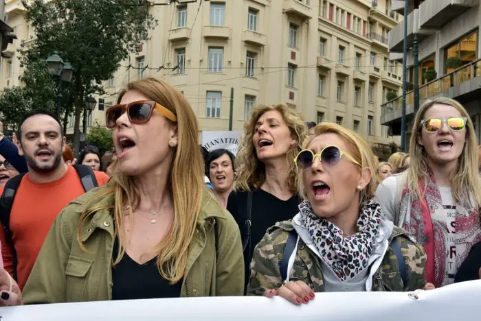 Unsere Archivfotos (© Eurokinissi) entstanden während eines Generalstreikes von ADEDY und GSEE im Mai 2017 im Athener Zentrum. Anlass war damals die Verabschiedung eines neuen Spar- und Reformprogramms im Parlament.