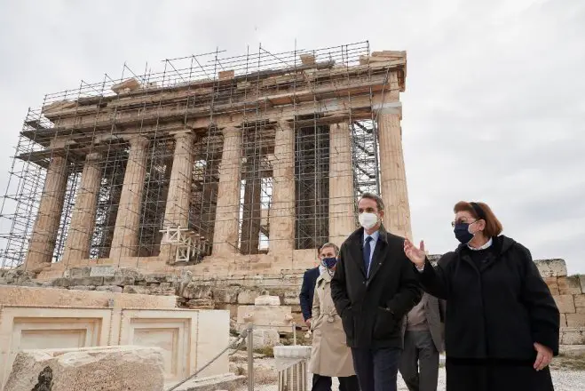 Unser Foto (© Pressebüro des Premierministers / Dimitris Papamitsos) entstanden am Donnerstag (3.12.) auf der Athener Akropolis. Abgebildet ist Premierminister Kyriakos Mitsotakis mit Kulturministerin Lina Mendoni. 