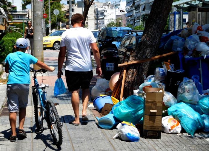 Abfallberge  wachsen weiter: Die Müllabfuhr verlängert den Streik