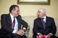 Unser Foto (© Eurokinissi) zeigt den UN-Sonderbeauftragten zur Lösung der Namensfrage Matthew Nimetz (r.) am Mittwoch im Gespräch mit dem Ressortleiter für Außenpolitik bei der konservativen Nea Dimokratia Jorgos Koumoutsakos.