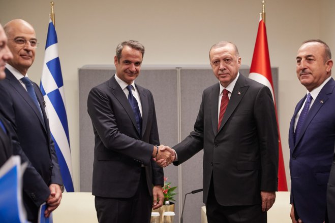 Unser Archivfoto (© Eurokinissi) entstand Ende September während eines Treffens zwischen Ministerpräsident Kyriakos Mitsotakis (l.) und dem türkischen Präsidenten Recep Tayyip Erdogan in New York. Links im Bild erkennt man den griechischen Außenminister Nikos Dendias.