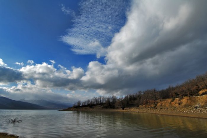 Unser Foto (© eurokinissi) zeigt Wolkengebilde über dem Plastiras-See in Zentralgriechenland.