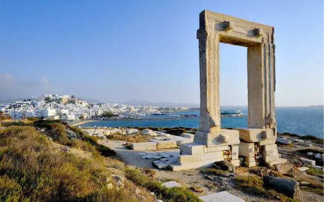 Unser Archivfoto (© Canva) zeigt das Wahrzeichen von Naxos ohne Bauzaun.