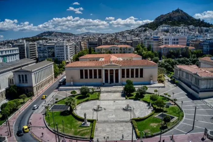 Das Zentralgebäude der Universität Athen in der Panepistimio Straße (© Eurokinissi)