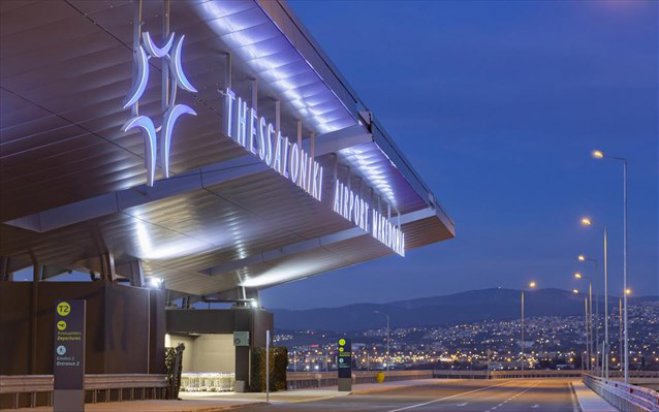 Unser Foto (© ape) zeigt die neue Fassade des Flughafens Makedonia in Thessaloniki.