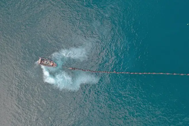 Unser Archivfoto (© Eurokinissi) entstand während der Verlegung eines Unterwasserkabels zwischen Kreta und der Peloponnes.