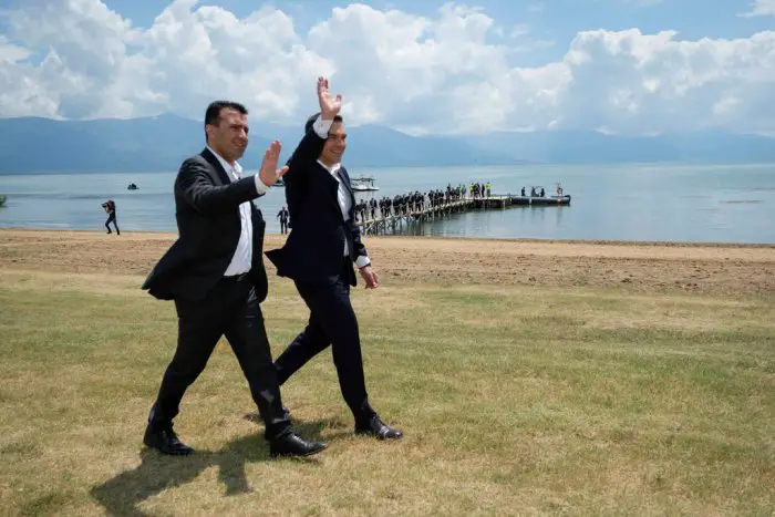 Unser Archivfoto (© Eurokinissi) zeigt den früheren Premierminister Alexis Tsipras (r.) mit seinem damaligen Amtskollegen Zoran Zaev am Prespa-See.