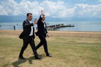 Unser Archivfoto (© Eurokinissi) zeigt den früheren Premierminister Alexis Tsipras (r.) mit seinem damaligen Amtskollegen Zoran Zaev am Prespa-See.