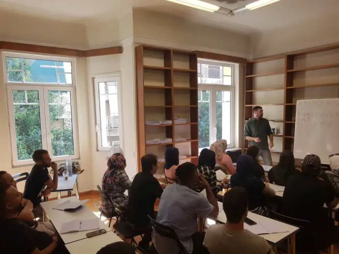 Wichtig bei der Integration: Bildung. Das Foto zeigt eine Klasse der österreichichen NGO Echo100Plus, die u.a. Sprach- und Computerkurse für Geflüchtete in Athen anbietet. Foto (© Echo100Plus)