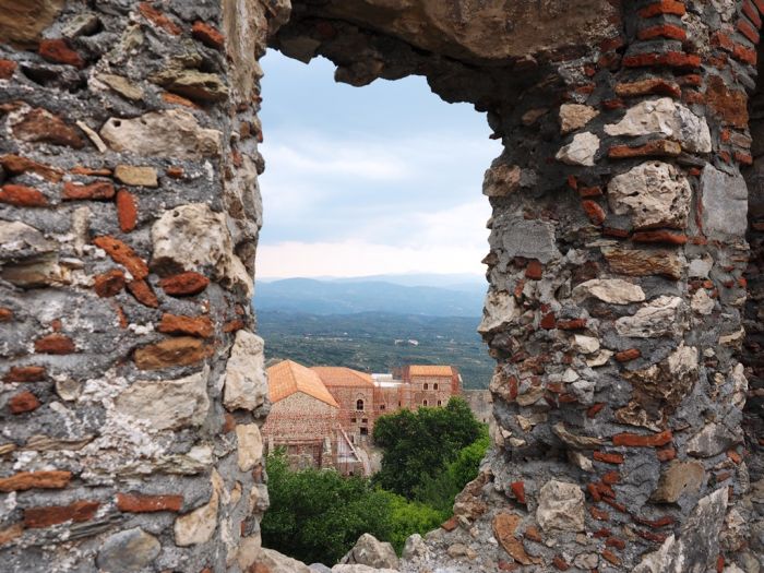 Poesie aus Stein: Die Ruinenstadt Mistras ist seit 1989 Weltkulturerbe. Der gut erhaltene Palast war zu byzantinischen Zeiten ein Hort intellektueller Kreise.