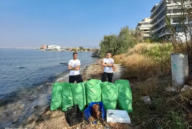 Foto (© cl): Saubermachen durch die Cleaningans an einem Strandabschnitt in Thessaloniki-Kalamaria.