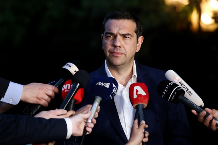 Unser Foto (© Eurokinissi) zeigt Ministerpräsident Alexis Tsipras unmittelbar nach dem Treffen des KYSEA am Sonntag.