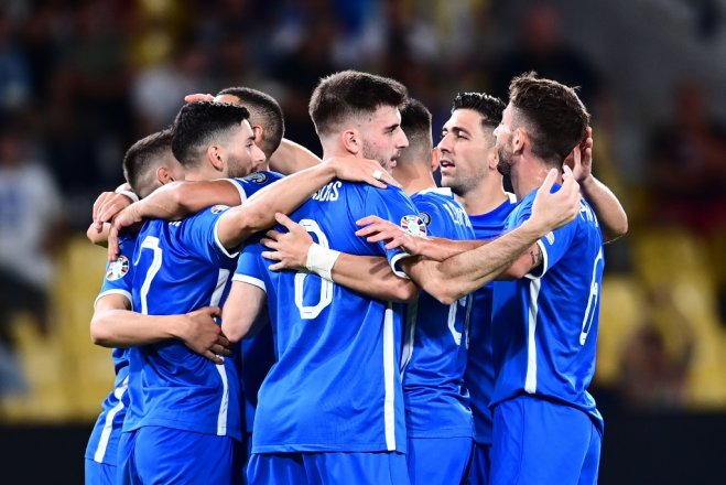 Auf dem Foto  (© Eurokinissi) bejubelt die griechische Nationalmannschaft ein Tor gegen Gibraltar.