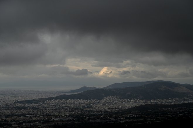 Unser Archivfoto (© Eurokinissi) zeigt eine Wolkendecke über Athen.
