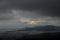 Unser Archivfoto (© Eurokinissi) zeigt eine Wolkendecke über Athen.
