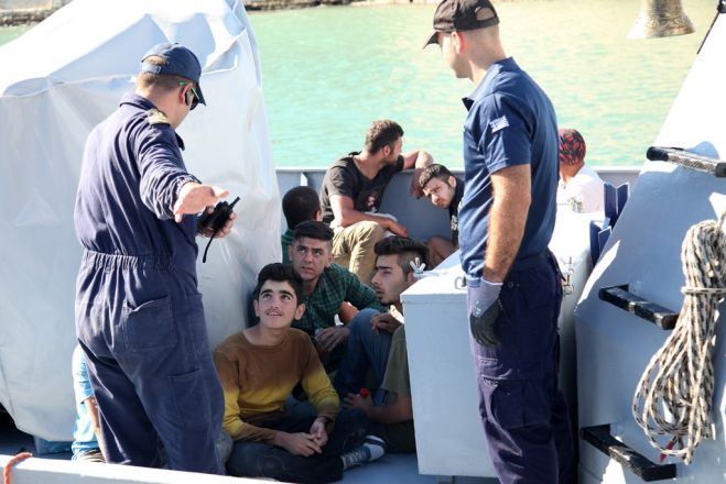 Unser Archivfoto (© Eurokinissi) zeigt Flüchtlinge, die von der griechischen Küstenwache vor der Insel Santorin gerettet wurden.