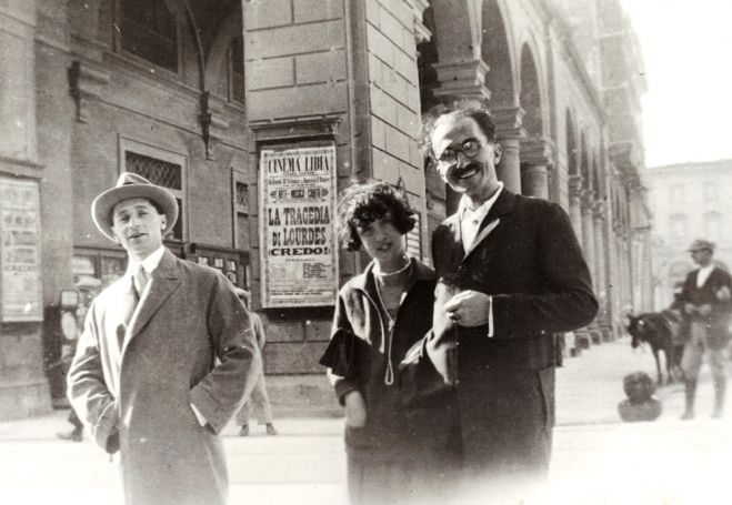 Das Foto vom Oktober 1926 zeigt N. Kazantzakis zusammen mit Edvige und ihrem Bruder Doro Levi in Florenz.