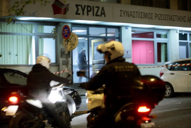 Unser Foto (© Eurokinissi) entstand kurz nach dem Anschlag auf das zentrale SYRIZA-Büro am Athener Koumoundourou-Platz.