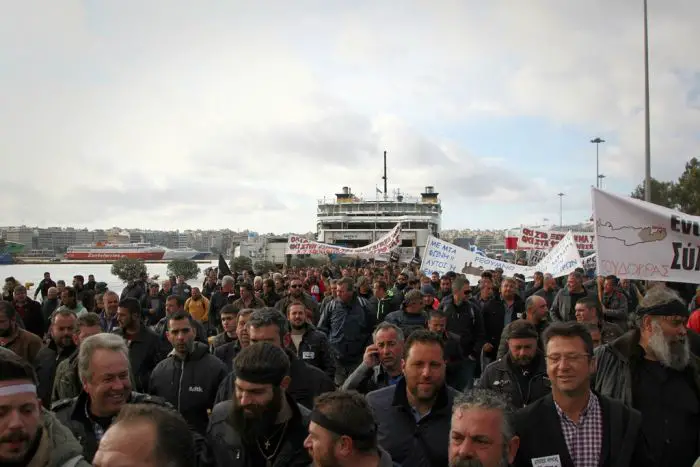 Unser Archivfoto (© Eurokinissi) zeigt Landwirte nach ihrer Ankunft aus Kreta im Hafen von Piräus. Die zweite Aufnahme entstand während der Auseinandersetzung am Rande der Kundgebung mit der Bereitschaftspolizei MAT im Athener Zentrum.