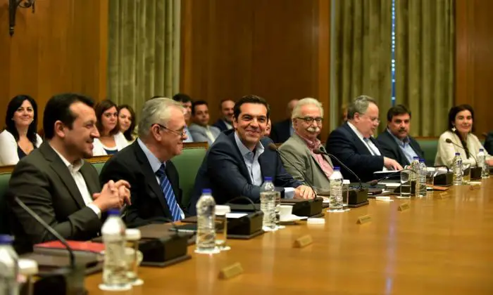Unser Foto (© Eurokinissi) zeigt Regierungschef Alexis Tsipras im Kreise seiner Minister während der Kabinettssitzung am Mittwoch (21.6.).