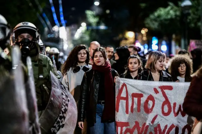 Unser Archivfoto (© Eurokinissi) wurde während einer Demonstration aufgenommen, die sich gegen Gewalt an Frauen richtete.