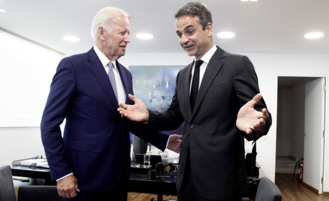 Unser Archivfoto aus dem Jahr 2017 (© Eurokinissi) zeigt Mitsotakis (r.) bei einer Unterredung mit Biden.