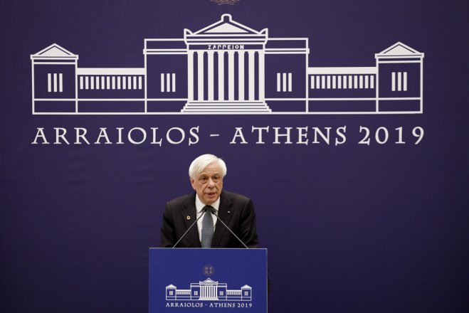 Das Archivfoto (© Eurokinissi) zeigt Staatspräsident Prokopis Pavlopoulos bei der Pressekonferenz des Arraiolos-Treffen vergangenen Freitag (11.10.).