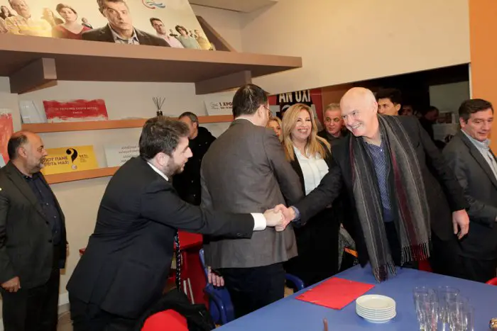 Unser Archivfoto (© Eurokinissi) entstand im Januar 2018. Rechts der frühere PASOK-Vorsitzende Jorgos Papandreou, der  Nikos Androulakis die Hand schüttelt. Im Hintergrund die kürzlich verstorbene Vorsitzende der KinAl/PASOK Fofi Gennimata. 