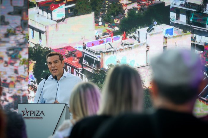 Unser Foto (© Eurokinissi) zeigt Oppositionschef Alexis Tsipras während einer Rede zum Wohnproblem in Griechenland.