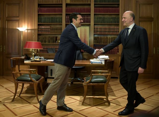 Unser Foto (© Eurokinissi) zeigt Ministerpräsident Alexis Tsipras (l.) während seiner Unterredung mit dem EU-Kommissar Pierre Moscovici am Dienstag in Athen.