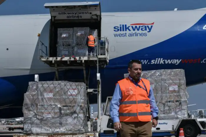 Unser Foto (© Eurokinissi) entstand am Dienstag (31.3.) auf dem Flughafen „Eleftherios Venizelos“ in Athen.