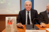 Unser Archivfoto (© Eurokinissi) zeigt Jannos Papantoniou im September 2014 bei der Vorstellung eines von ihm verfassten Buches.