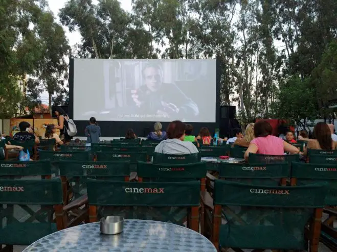 Unser Archivfoto (© Eurokinissi) entstand in einem Sommerkino in Athen 