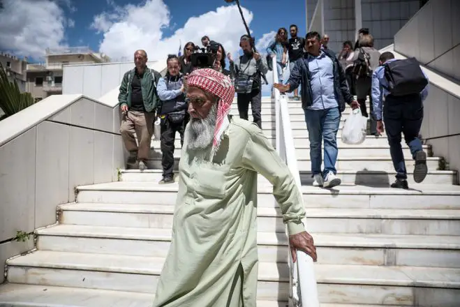 Unser Foto (© Eurokinissi) entstand am Montag vor dem Gerichtshof in Athen. Im Vordergrund steht der Vater des Opfers aus Pakistan.