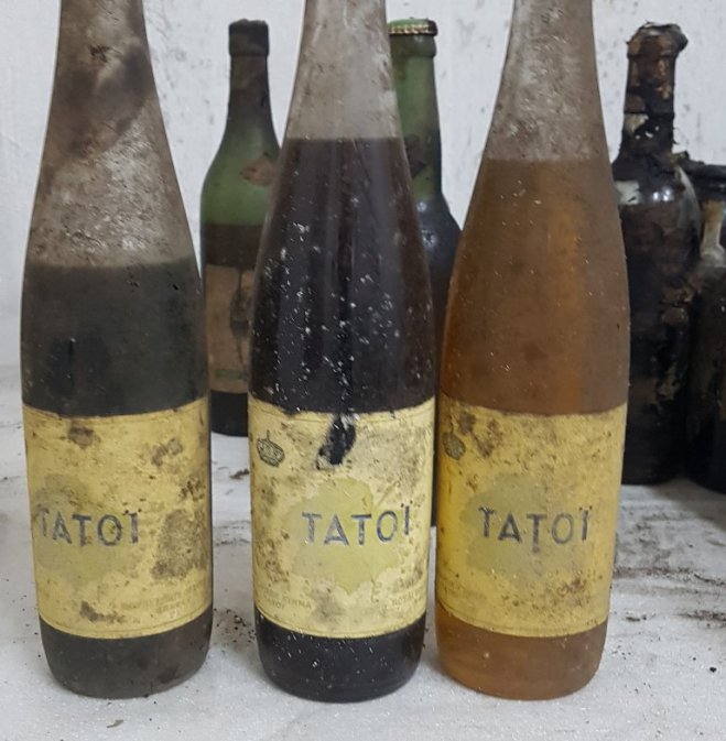 Foto (© yppo): „Château Tatoi“: Flaschen aus der Schlosskellerei.