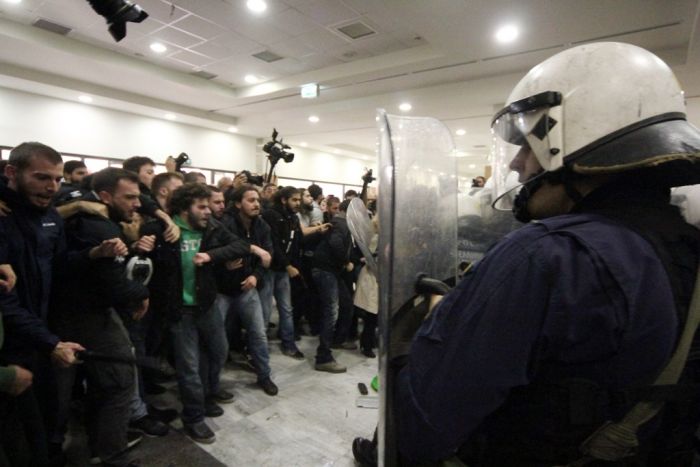 Handgreiflichkeiten und Tränengas wegen Zwangsversteigerungen in Athen