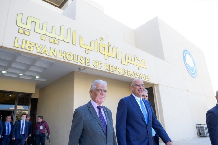 Unser Archivfoto (© Eurokinissi) zeigt Außenminister Nikos Dendias (r.) während eines offiziellen Besuchs in Libyen.