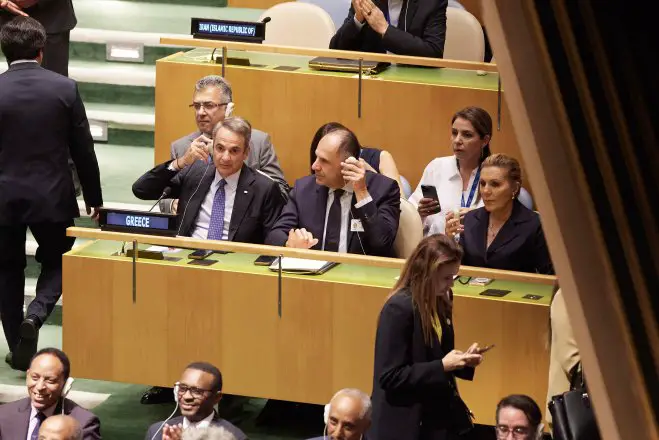 Unser Foto (© Eurokinissi) zeigt Ministerpräsident Kyriakos Mitsotakis (l.) bei der UN-Vollversammlung in New York, rechts neben ihm: sein Außenminister Jorgos Gerapetritis. 