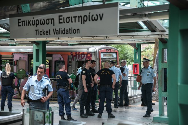 Unser Foto (© Eurokinissi) entstand am Montag in der Station der Athener Elektrobahn „Kifissia“.
