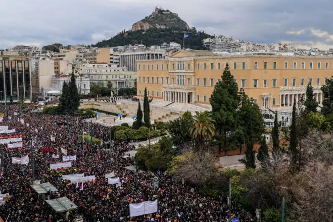 Unser Archivfoto (© Eurokinissi) entstand vor einer Demonstration vor dem Parlamentsgebäude am Syntagma-Platz in Athen.