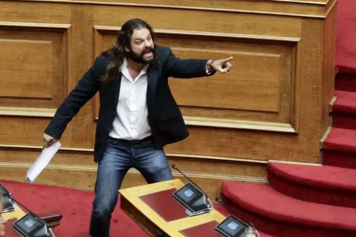 Unser Foto (© Eurokinissi) zeigt Konstantinos Barbaroussis am Freitag (15.6.) im Parlament.