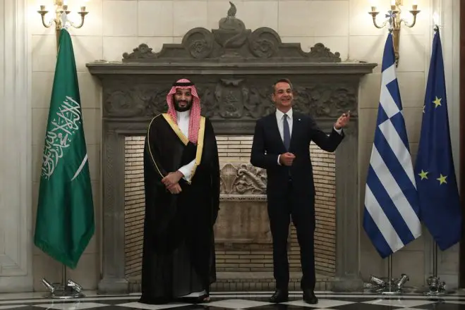 Unser Archivfoto (© Eurokinissi) entstand während eines früheren Treffens zwischen Premierminister Kyriakos Mitsotakis (r.) und dem Kronprinzen Mohammed bin Salman bin Abdulaziz Al Saud.
